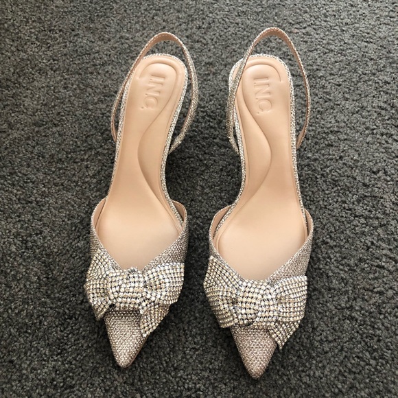 NWT INC International Concepts Women's Gold Bow Heels - Picture 1 of 5